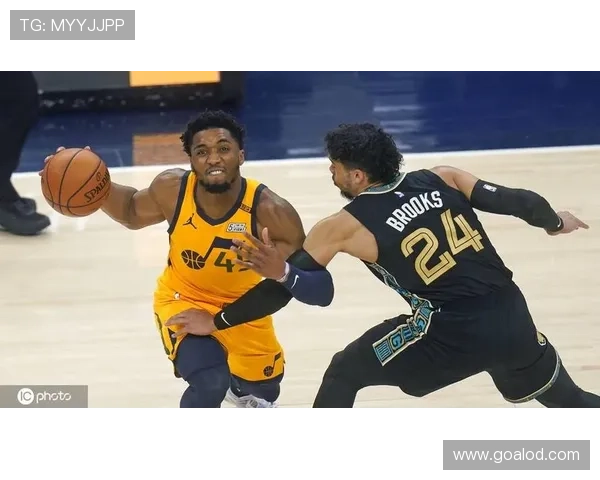 班恩无球跑动拉开空间，改变灰熊进攻结构