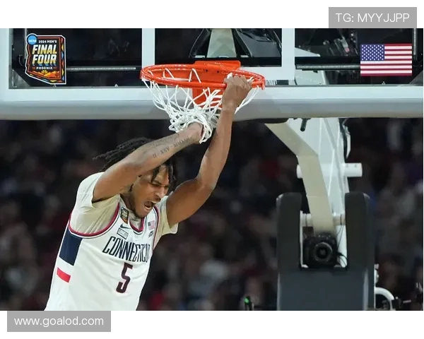 斯蒂芬·卡斯尔无球切入拉开防线，比肩库里更偏突破